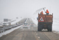 اجرای یک‌ هزار و ۲۰۰ تن نمک‌پاشی و شن‌ریزی در محورهای شرق استان سمنان
