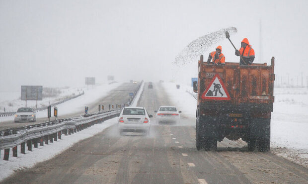 اجرای یک هزار و ۲۰۰ تن نمکپاشی و شنریزی در محورهای شرق استان سمنان اجرای یک هزار و ۲۰۰ تن نمکپاشی و شنریزی در محورهای شرق استان سمنان