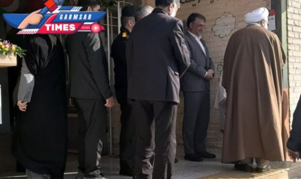 نواختن زنگ انقلاب در مدارس آرادان نواختن زنگ انقلاب در مدارس آرادان