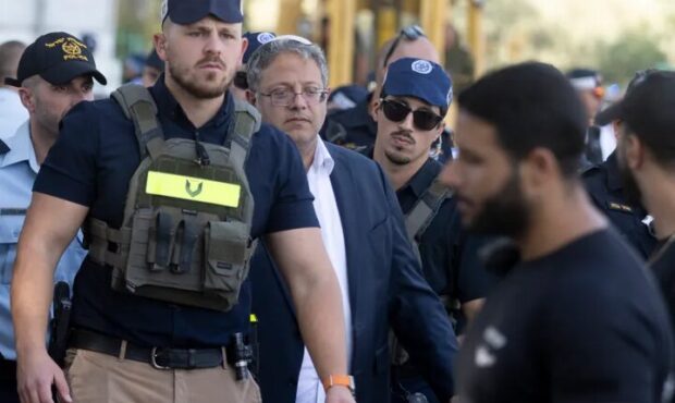 ورود تجاوزکارانه وزیر افراطی صهیونیست به مسجد ابراهیمی در «الخلیل»