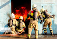 آتش‌سوزی کارخانه‌ای در گرمسار یک مصدوم داشت/ ادامه عملیات اطفای حریق