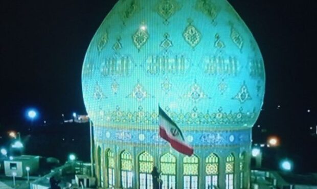 اهتزاز پرچم ایران بر فراز مسجد مقدس جمکران
