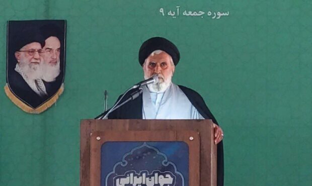 امام جمعه موقت سمنان: ترامپ زمینهساز افول آمریکا است امام جمعه موقت سمنان: ترامپ زمینهساز افول آمریکا است