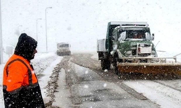 تداوم عملیات راهداری زمستانی در جادههای سمنان/ آغاز بارش برف در نواحی کوهستانی تداوم عملیات راهداری زمستانی در جادههای سمنان/ آغاز بارش برف در نواحی کوهستانی