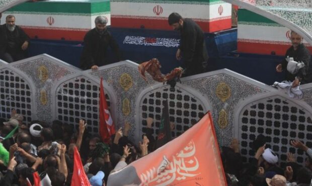 قم غرق در موج خروشان بدرقه رهبر شهید قم غرق در موج خروشان بدرقه رهبر شهید