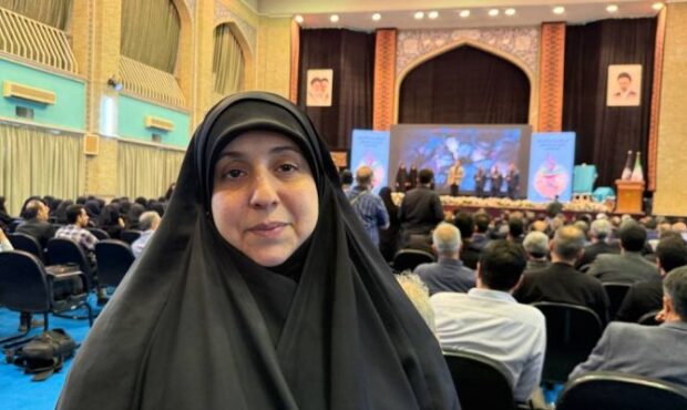 عظمت رهبر شهید ایران در هیچ شعری نمیگنجد عظمت رهبر شهید ایران در هیچ شعری نمیگنجد